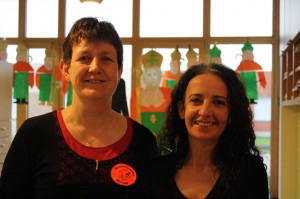 Monique et Nathalie prêtent pour l'accueil des invités